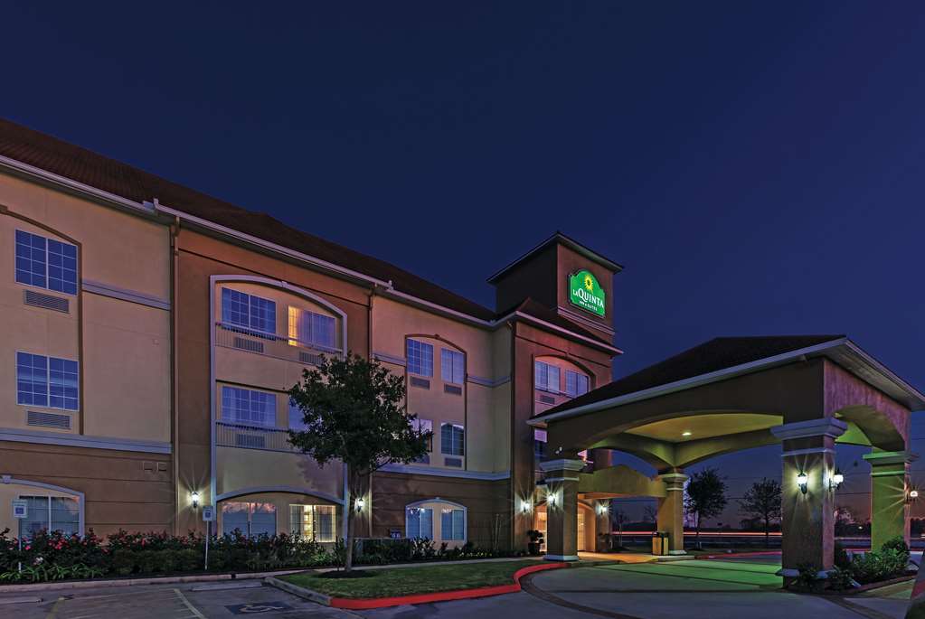 La Quinta Inn & Suites by Wyndham Angleton - photo 2
