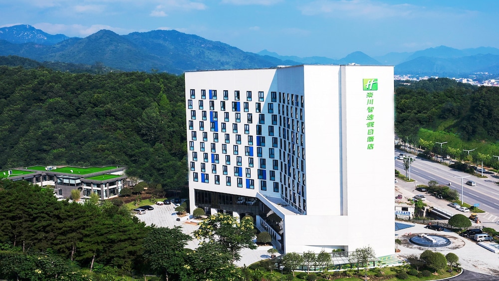 Holiday Inn Express Luanchuan by IHG - carbon neutral hotel in Luoyang