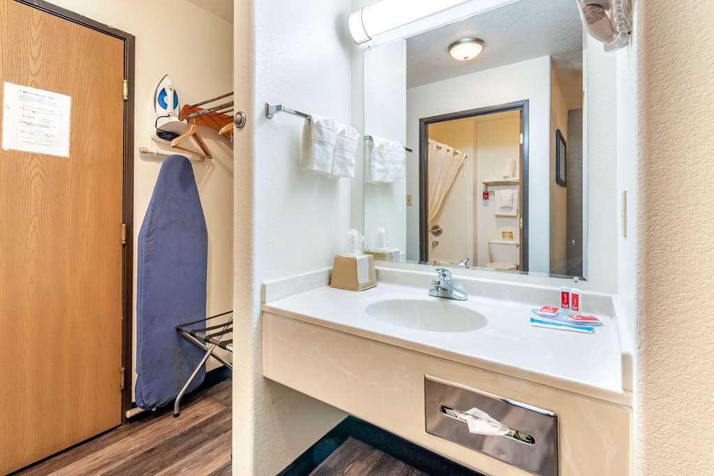 Econo Lodge Pueblo North - photo 16