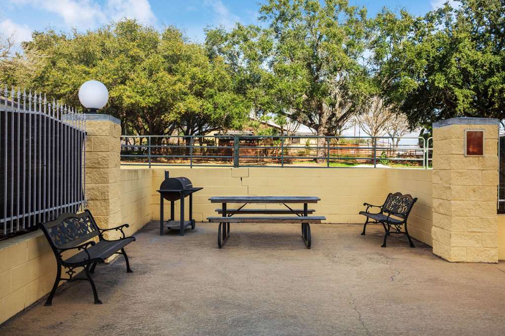 La Quinta Inn & Suites by Wyndham Beeville - photo 30
