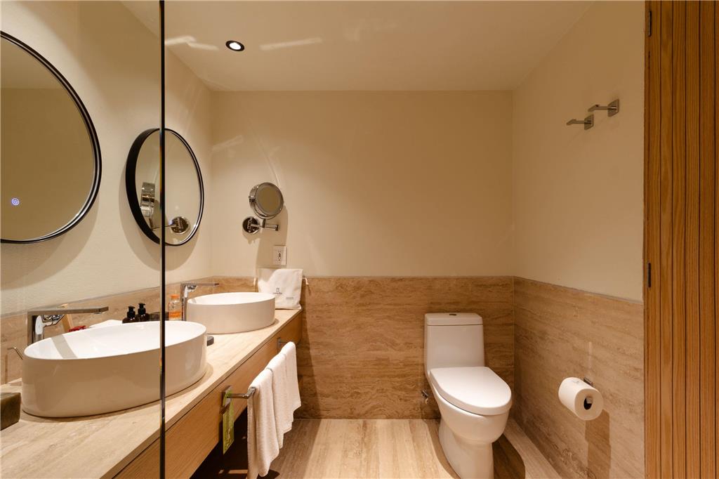 Camino Real Club Superior garden view bathroom