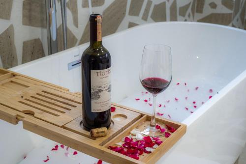 ขุมทรัพย์โฮเทล Khumsaps Hotel in Unknown City, Thailand