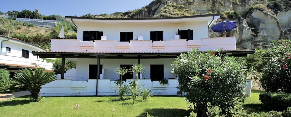 Sunshine Beach Resort — hotel in Ricadi