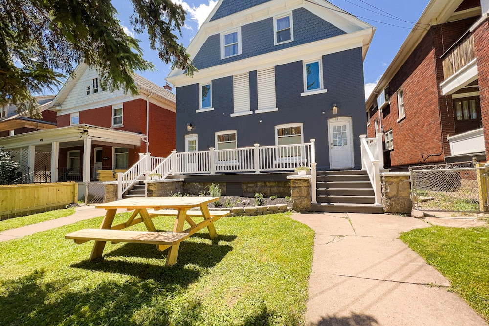 The Wheel of Fortune Duplex 8BR Parking in Niagara Falls, United States
