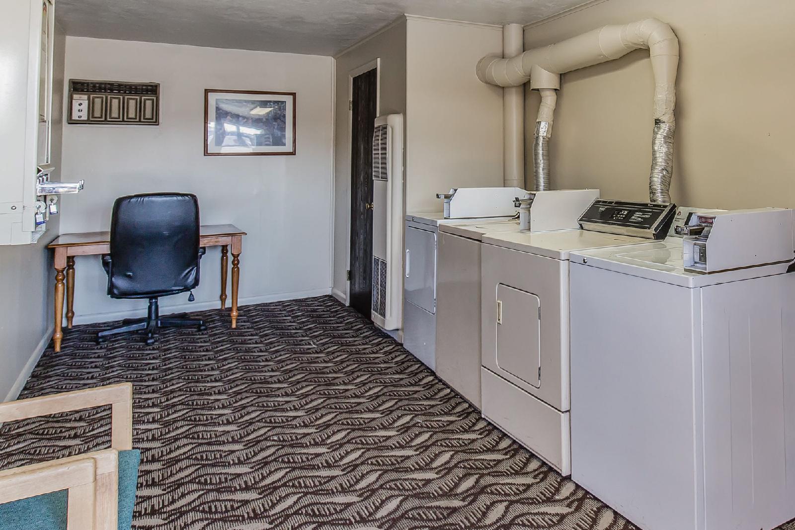 Econo Lodge Downtown - photo 26