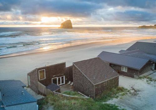 Ocean Front…Sand in your toes getaway in Pacific, United States