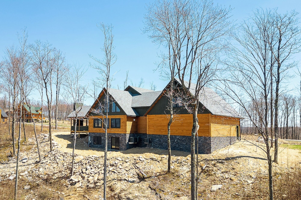 Mountain Crest Lodge — 4-Star Luxury Hotel in Mchenry, United States