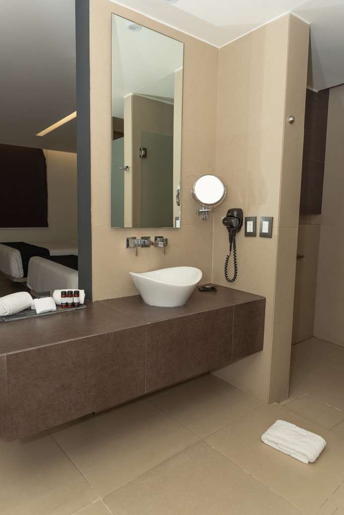 STANDARD KING BATHROOM