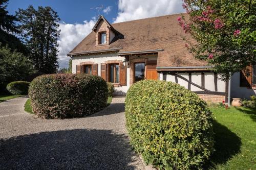 Villa avec piscine entre Beauval et chA teaux — 4-Star Luxury Hotel in Soings-En-Sologne, France