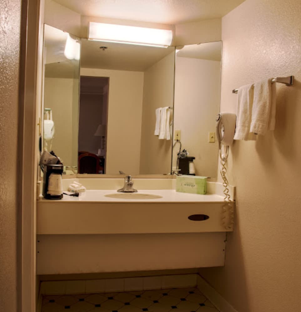 La Quinta Inn by Wyndham Bakersfield South - photo 10