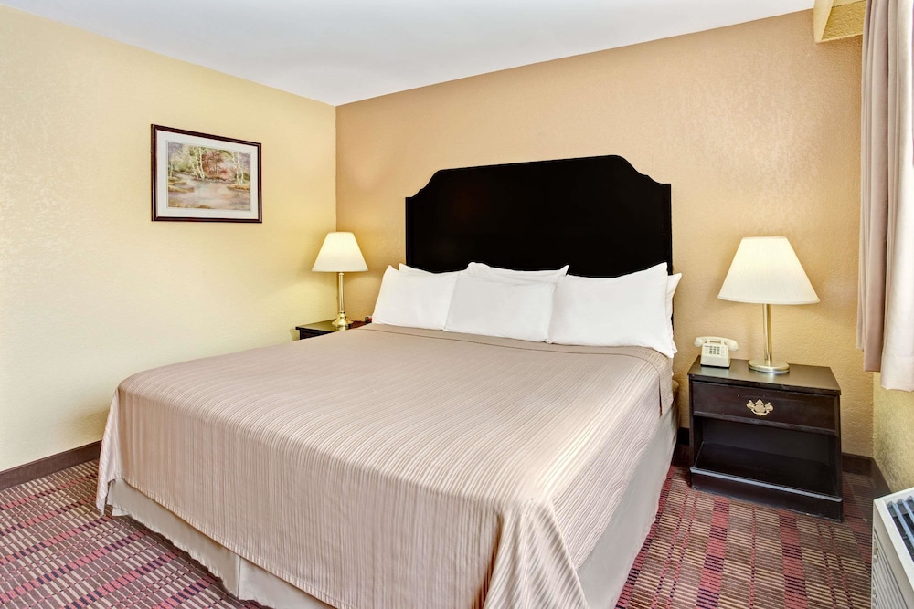 Howard Johnson by Wyndham Pikesville - photo 2