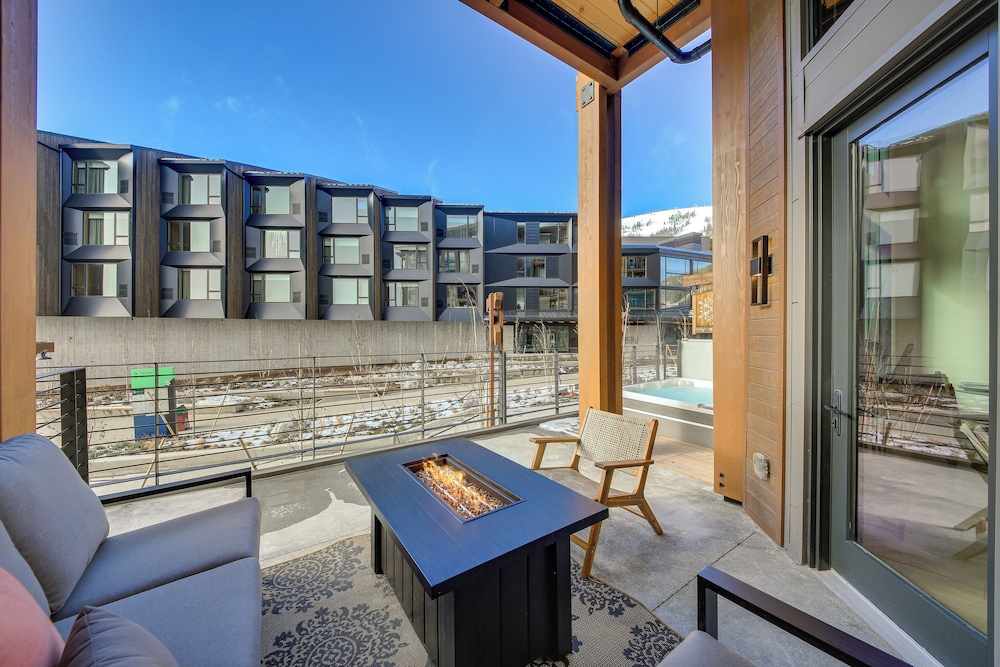 Luxe Schweitzer Condo w Hot Tub: Ski in ski out — 4-Star Luxury Hotel in Sandpoint, United States