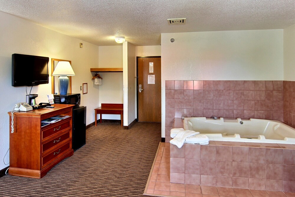 Days Inn & Suites by Wyndham Traverse City - photo 9