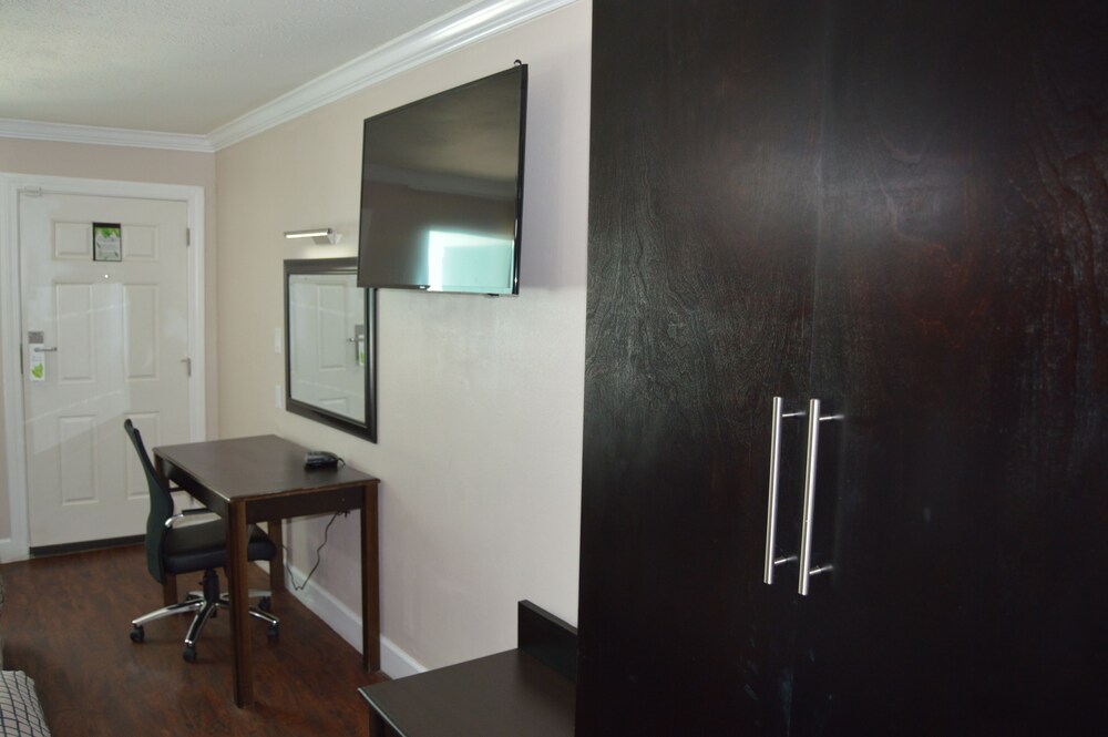 Destin Inn and Suites - photo 9