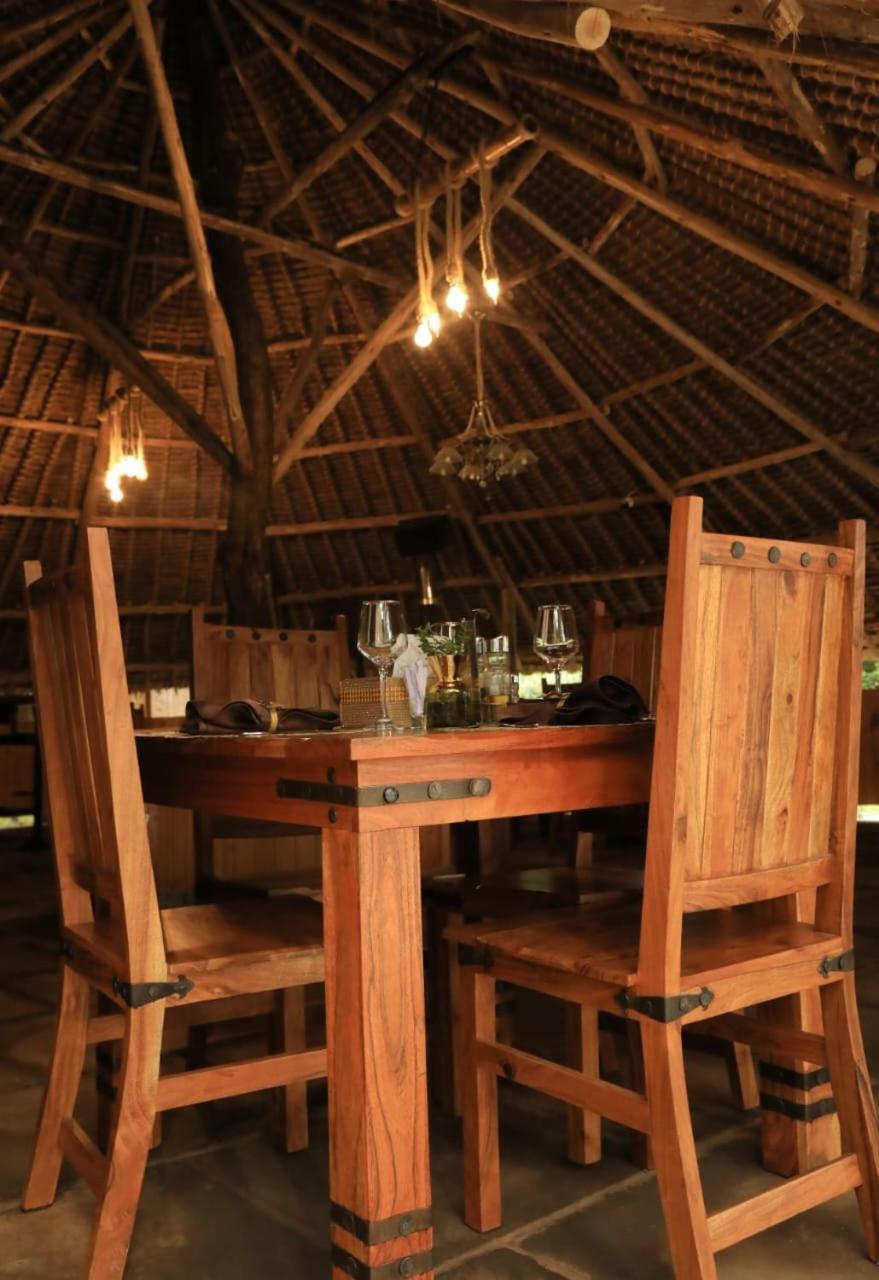 The giraffes cottages restaurant and bar