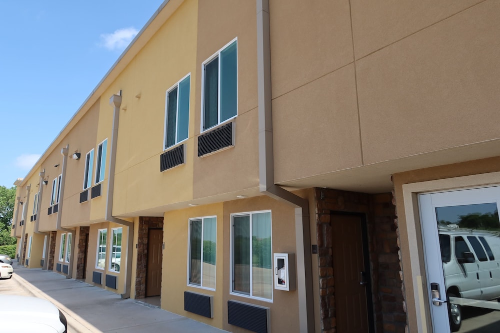 West Worth Inn and Suites - photo 38