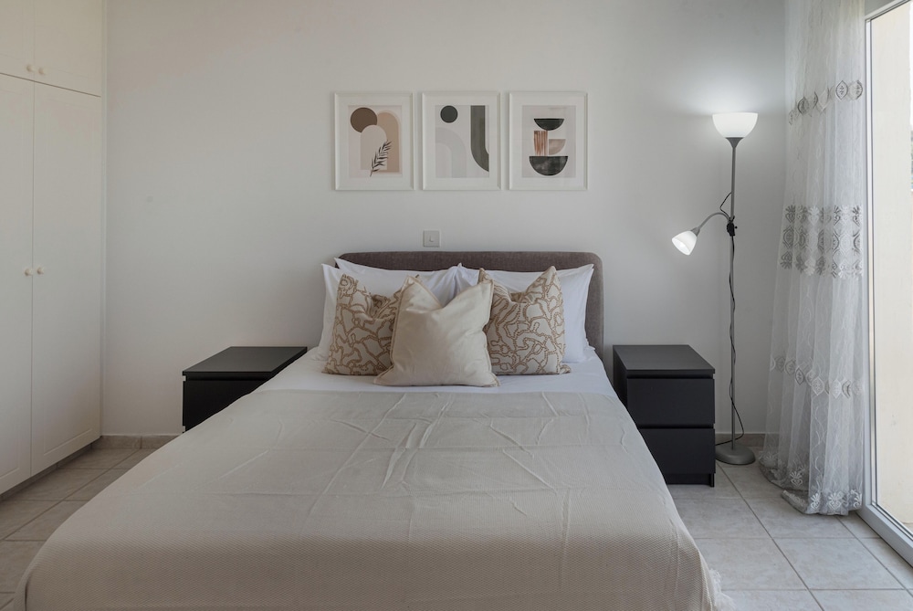 Phaedrus Living: Seaview Hilltop Maisonette