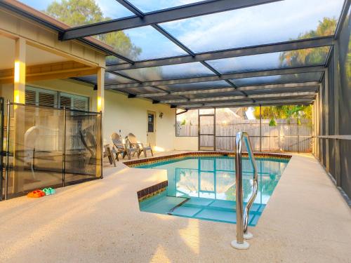 Comfortable home heated salt cell pool 10 min to beach — 4-Star Luxury Hotel in Sarasota, United States