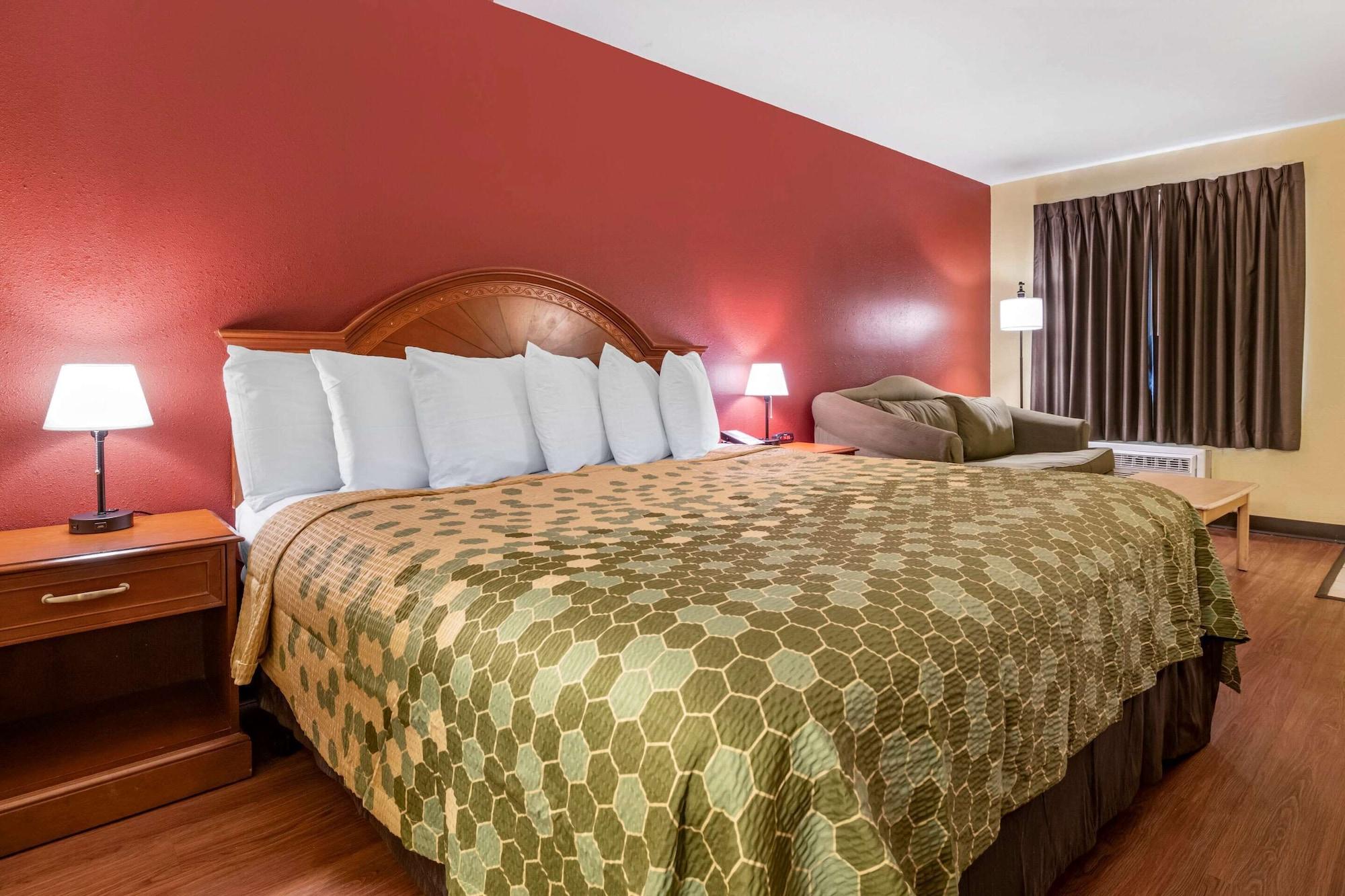 Econo Lodge Inn & Suites Maingate Central - photo 18