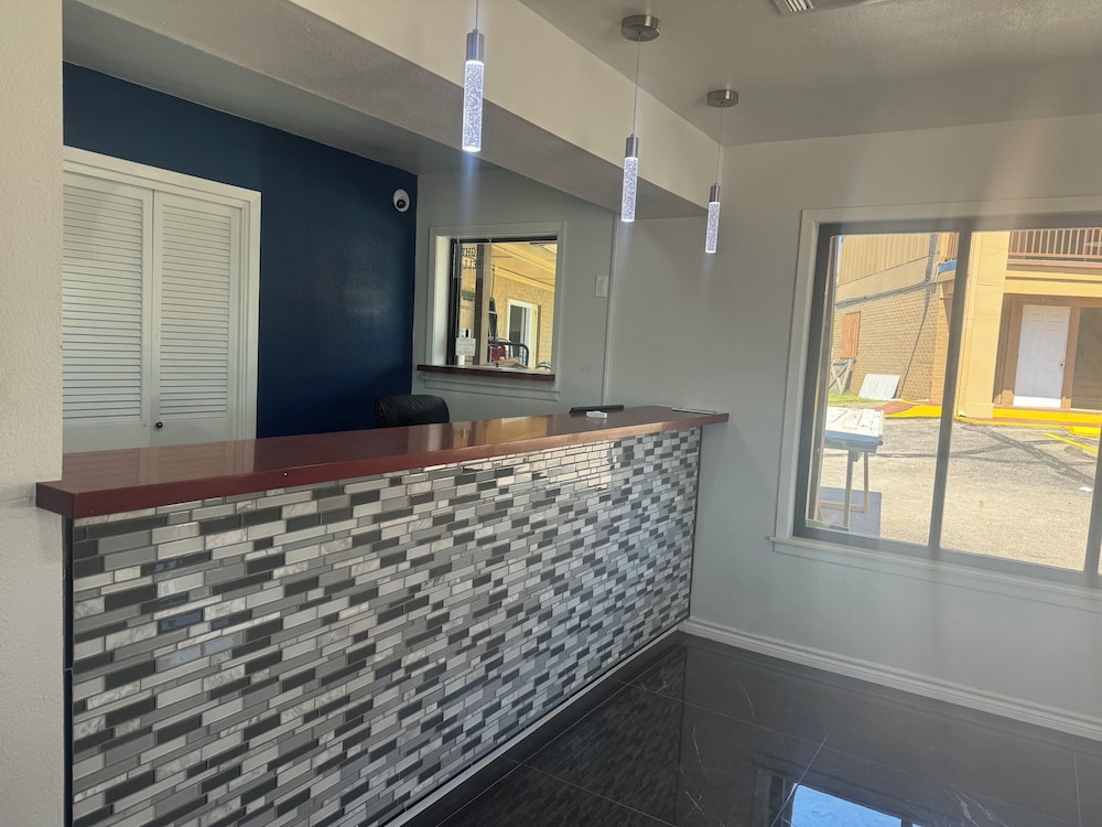 Xecutive Inn and Suites - photo 4