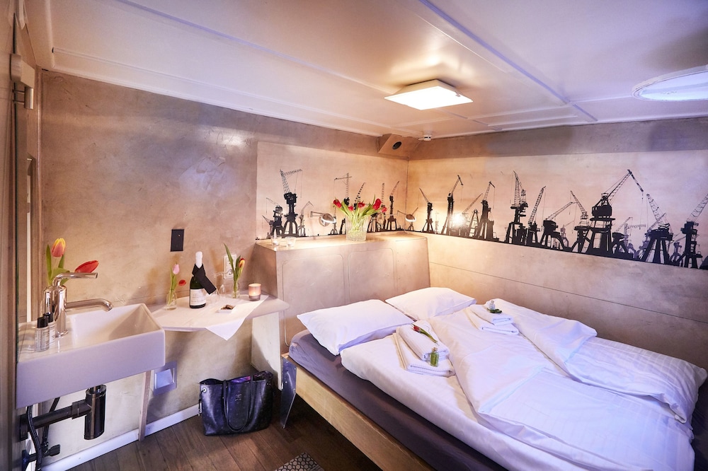 Segelschiff Loth Lorien - carbon neutral hotel in Hamburg