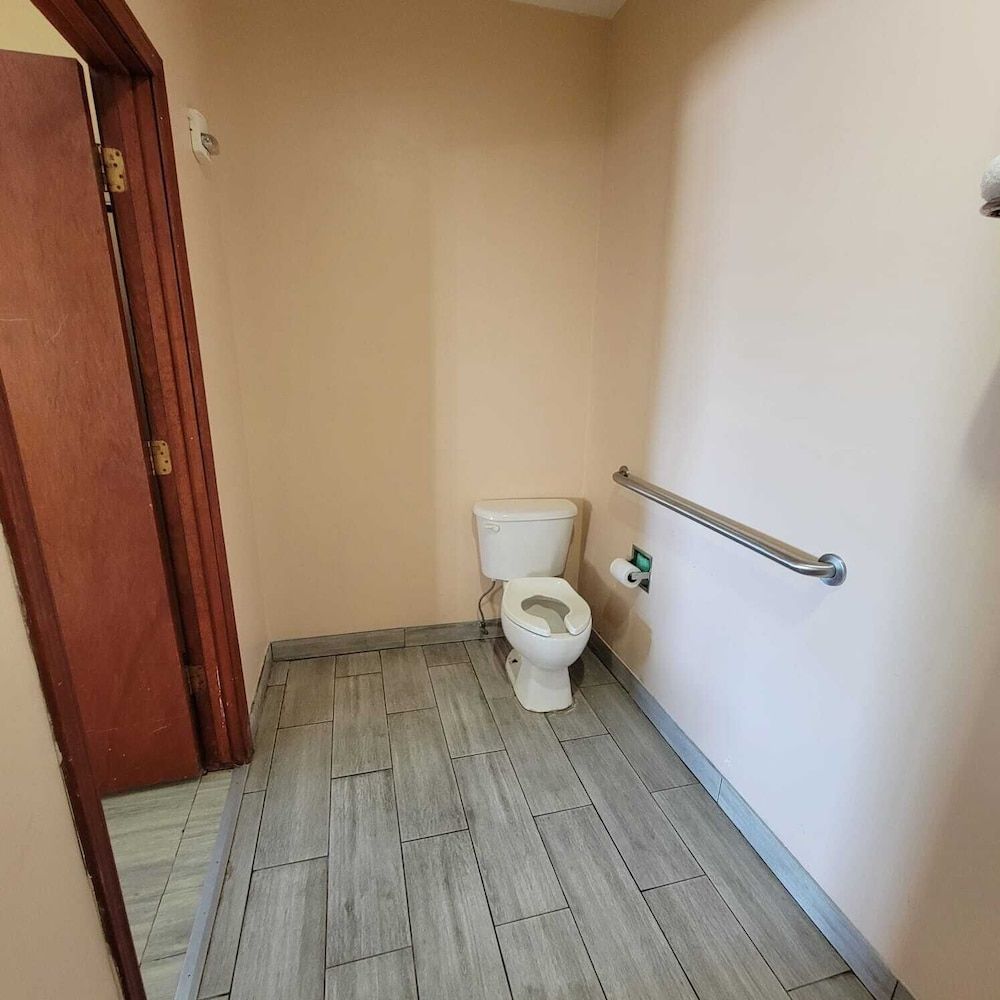 Woodland Inn & Suites - photo 6