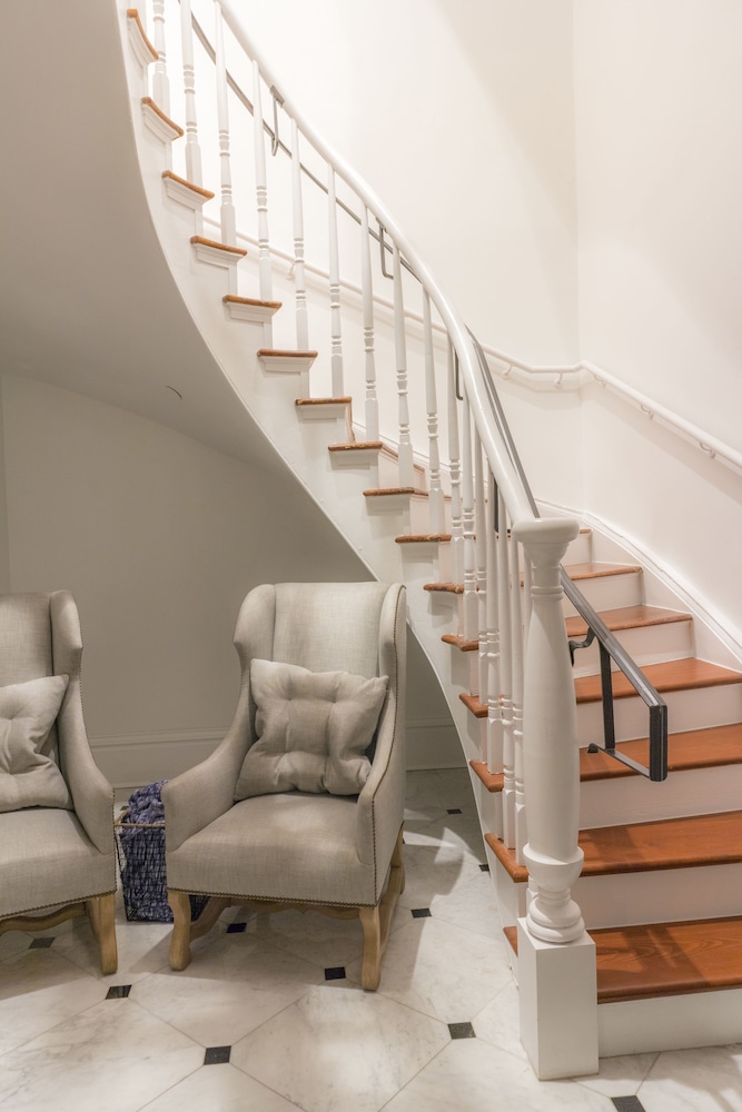 Royal Frenchmen Hotel and Bar - photo 5