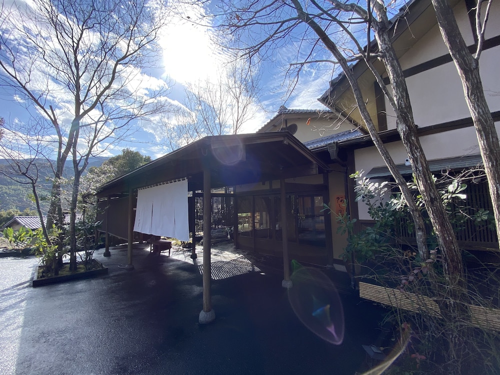 Kaiseki Ryokan Ashikari — 4-Star Luxury Hotel in Yugawara, Japan