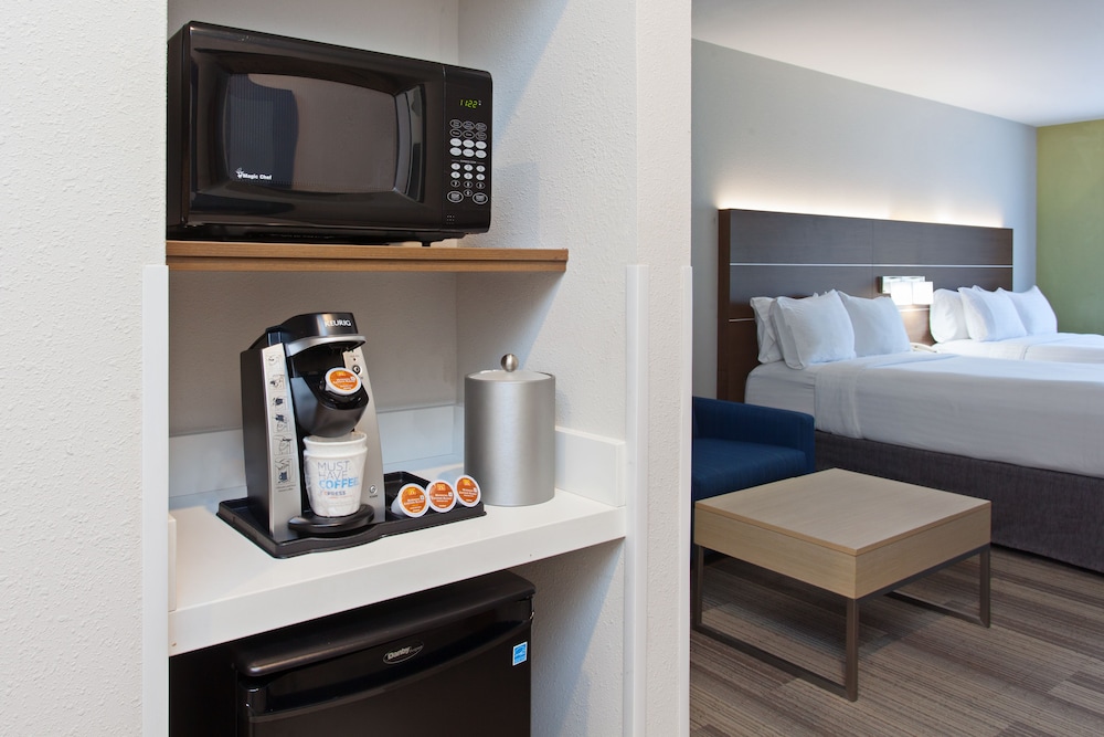 Holiday Inn Express & Suites Corona by IHG - photo 15