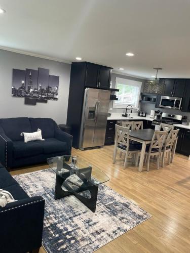 Freshly Remodeled Cozy 3 Bedroom Home — Des Plaines — photo 4