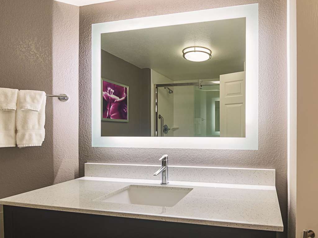 La Quinta Inn & Suites by Wyndham Oklahoma City NW Expwy - photo 32