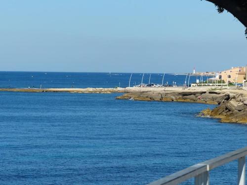 Modern duplex with AC and garden just 350m to sea side in Sausset-Les-Pins, France