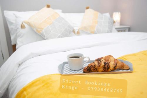 Your Oasis Spacious Family House Close to Beach Shops and Restaurants Free Parking and Garden Your Perfect Getaway — 4-Star Luxury Hotel in Bournemouth, United Kingdom