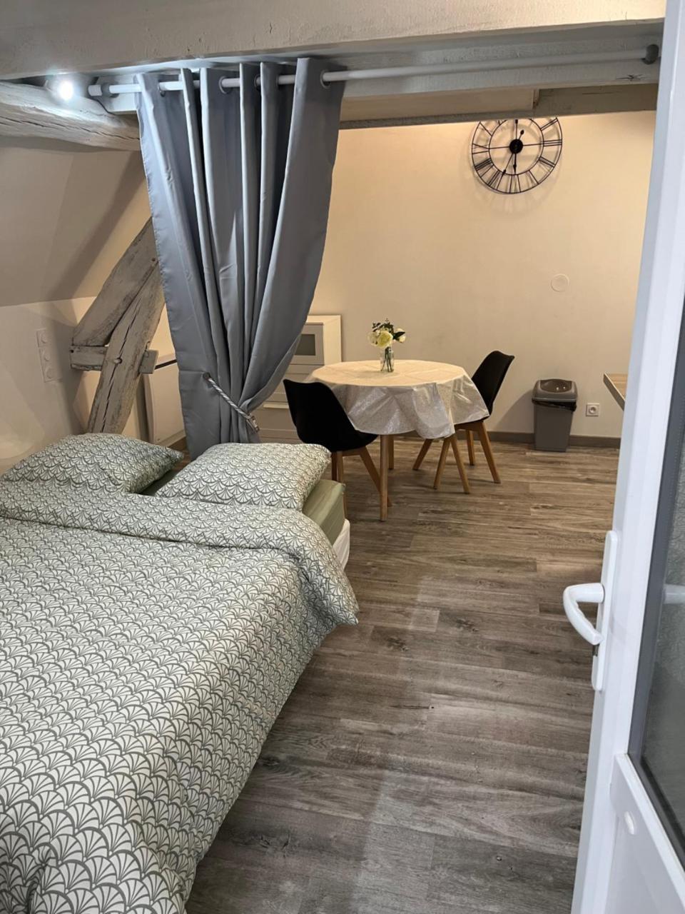 Modern And Bright Studio - carbon neutral hotel in Bourges