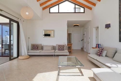 Luxury Villa Near Beach 1km Swimming Pool Tennis Court Great for All Ages — 4-Star Luxury Hotel in Playa Blanca, Spain