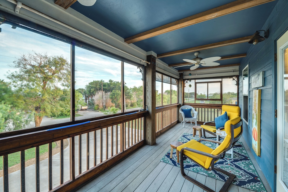Walk to Pier: Bayside Getaway w Screened Balcony — hotel in Bayside