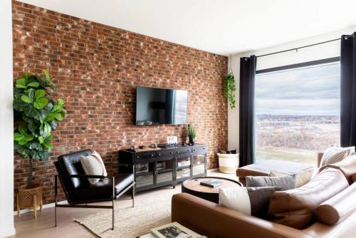 Stunning River View Condo Walk to Downtown Rooftop Patio — 4-Star Luxury Hotel in Nashville, United States