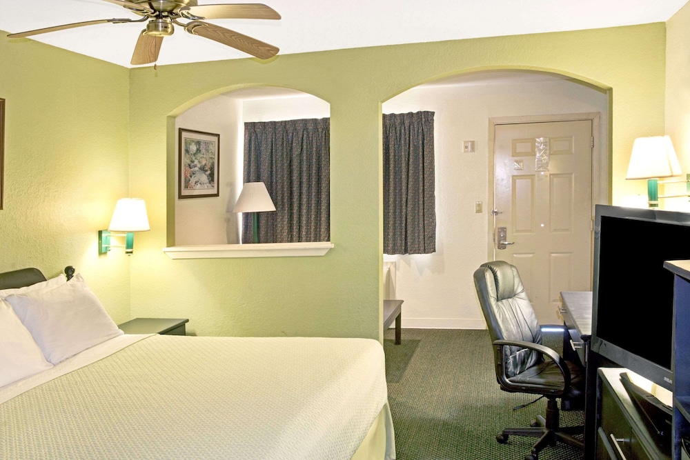 Days Inn by Wyndham El Campo TX - photo 7