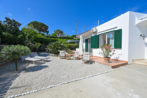 Villa Maddalena Ischia 6 ospiti giardino parcheggio terrazzo e piscina — 4-Star Luxury Hotel in Ischia, Italy