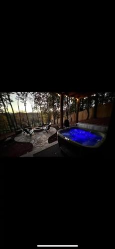Mountain View hot tub fire pit game room in Blairsville, United States