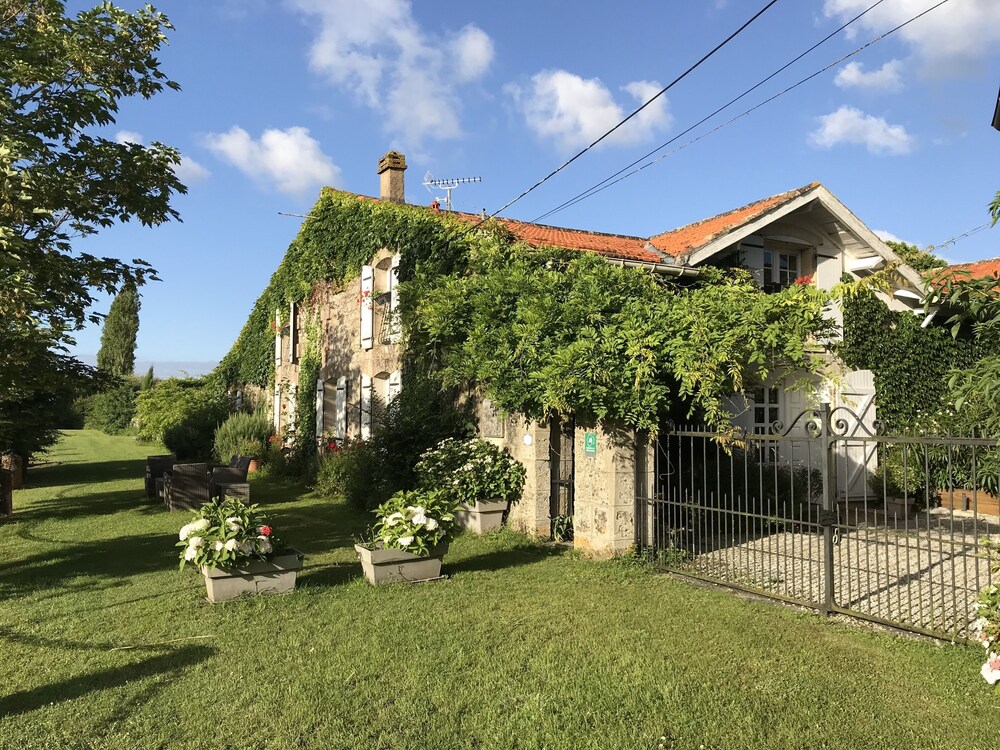 Domaine des prés de Joussac — 4-Star Luxury Hotel in Lesparre-Medoc, France