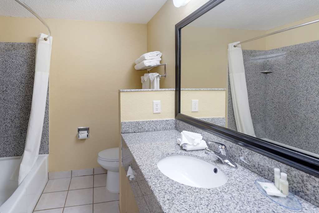 Quality Inn & Suites Bloomington University Area - photo 12
