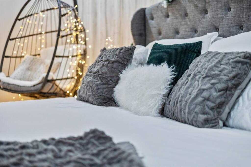 The 4Seasons:Themed Retreat w Hot Tub Pool Table in Decatur, United States