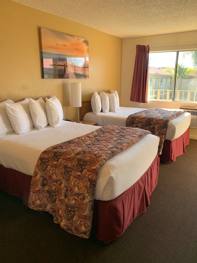 California Suites Hotel - photo 8