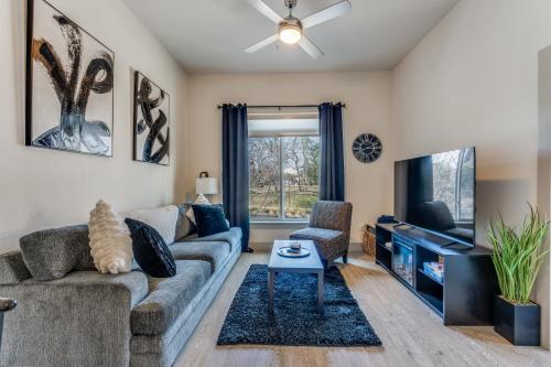 Spectacular Condo facing Riverwalk w Free Parking Pet Friendly Centrally Located on Riverwalk — 4-Star Luxury Hotel in San Antonio, United States