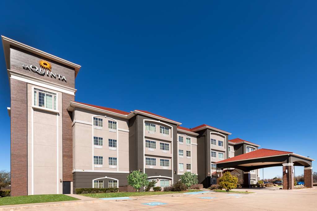 La Quinta Inn & Suites by Wyndham Mt. Pleasant - photo 2
