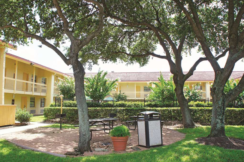 Baymont by Wyndham Houston La Porte - photo 16