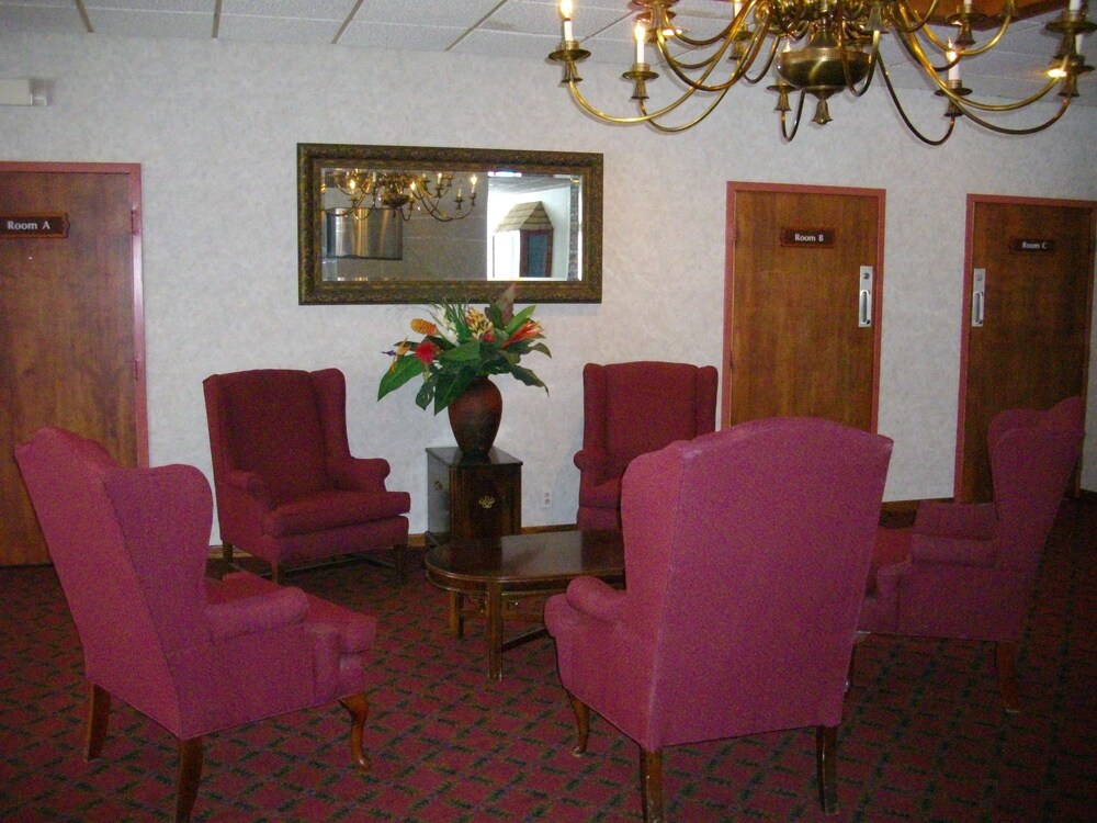 Macomb Inn - photo 3