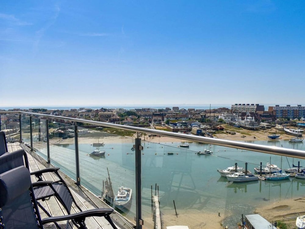 Superior 2 Bedroom Condo With Stunning Sea Views — 4-Star Luxury Hotel in Shoreham-By-Sea, United Kingdom