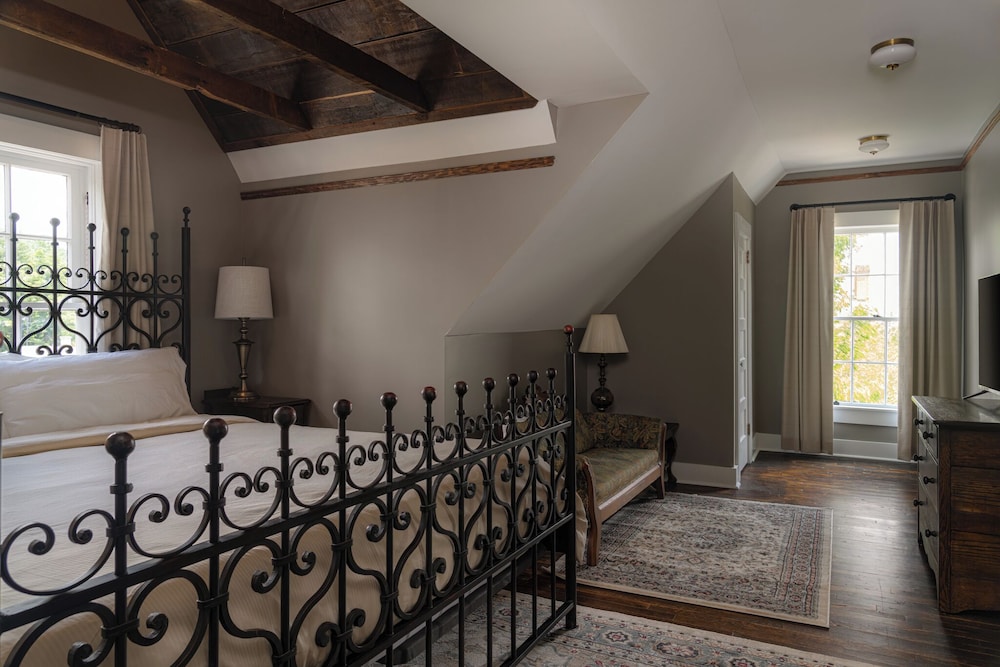 The NuWray Hotel & Carriage House - photo 28